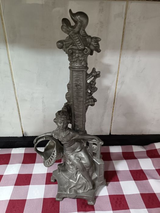 Estátua de senhora em estanho