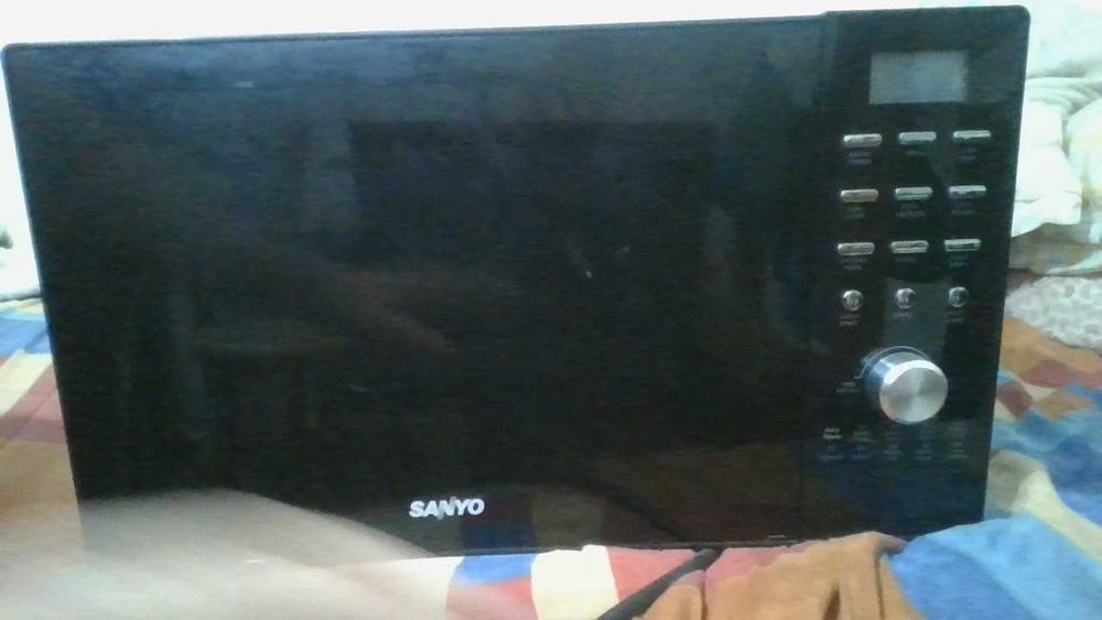 vendo forno/micro-ondas da Sanyo completamente novo por 150 euros e liquidificador por 40 euros