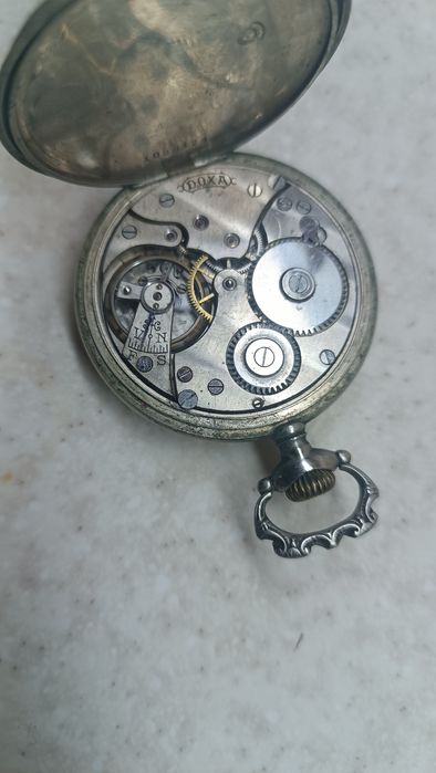 Срібний годинник Doxa.