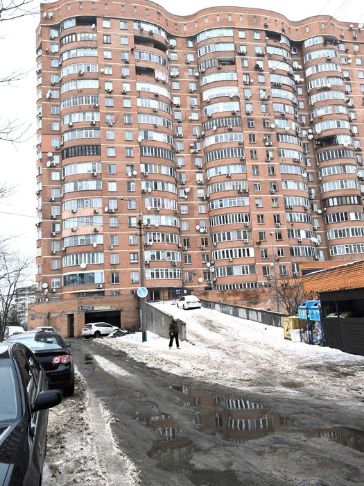 Дарницький, метро «Позняки»  Срібнокільська 14 А. Широке місце 23 кв.м