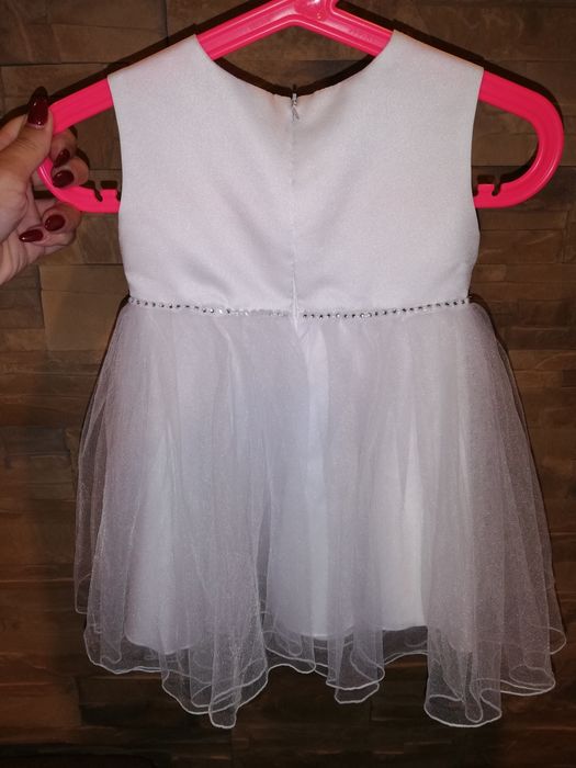 Biała sukienka na chrzest lub roczek.