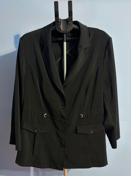 Marynarka damska czarna PLUS SIZE z poduszkami - 52/54