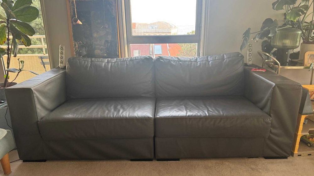 Sofá de couro cinza com 3 lugares. Sofa em pele genuína. Oferta pouf.