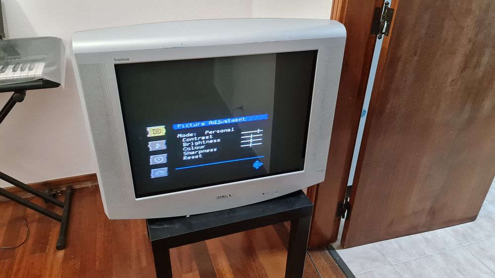 Vendo tv sony a funcionar muito bem. Inclui comando