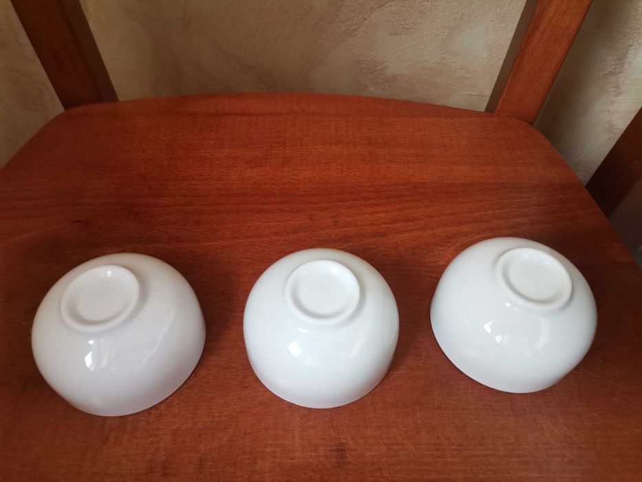 Białe ceramiczne dipówki