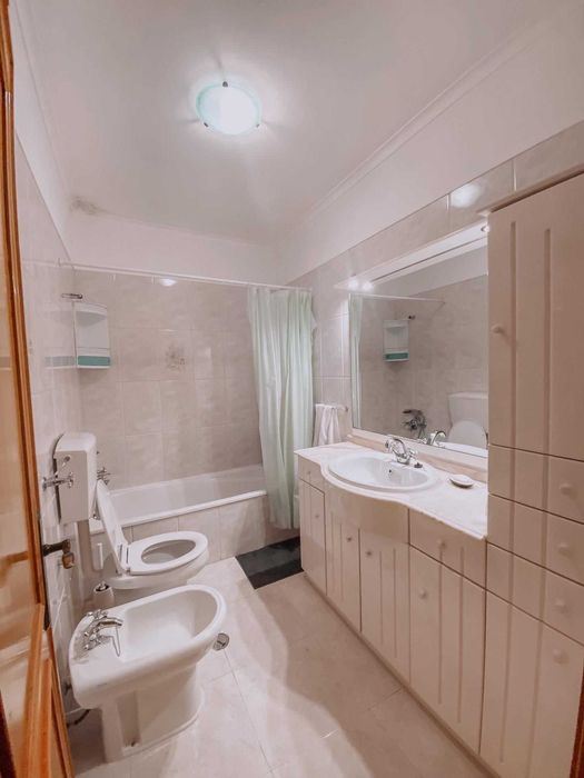 Quarto mobilado para arrendar a menina em apartamento muito bem estimado.