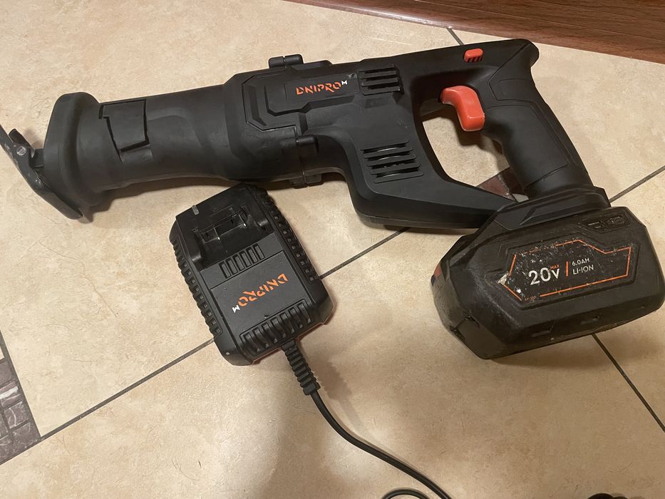 Акумуляторна шабельна пила Dnipro-M DRS-200