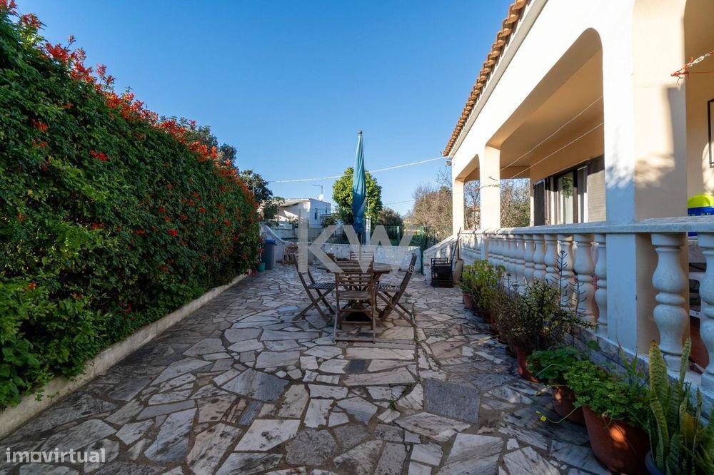Vende moradia em Albufeira com excelente lote de terreno