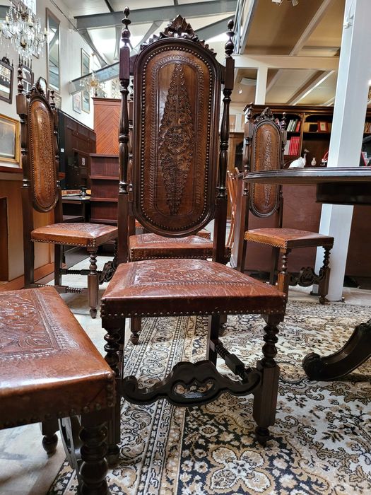 Cadeiras em madeira maciça e couro - Bom estado geral - Valor unitário