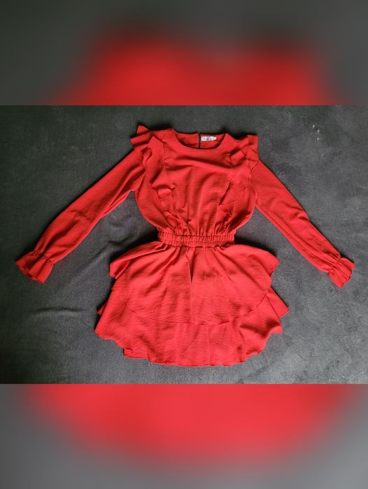 Sukienka krótka czerwona z falbanami i długim rękawem