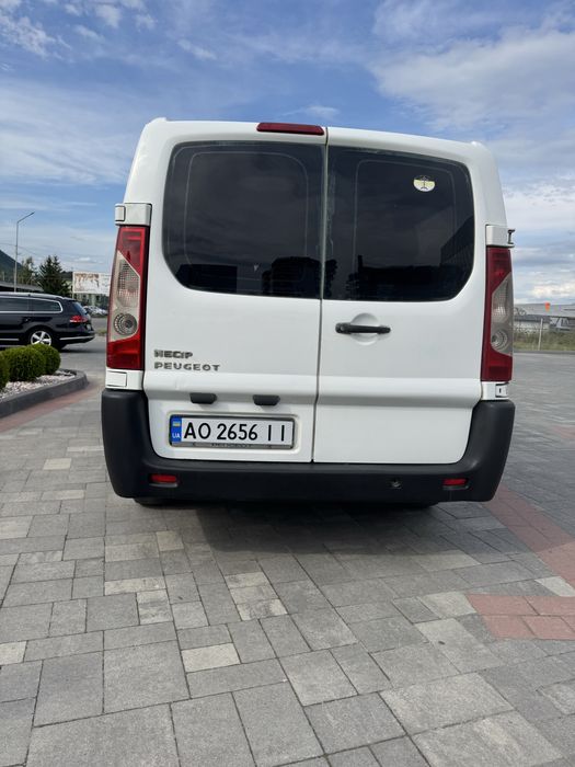 Продаж пасажирського мінівена