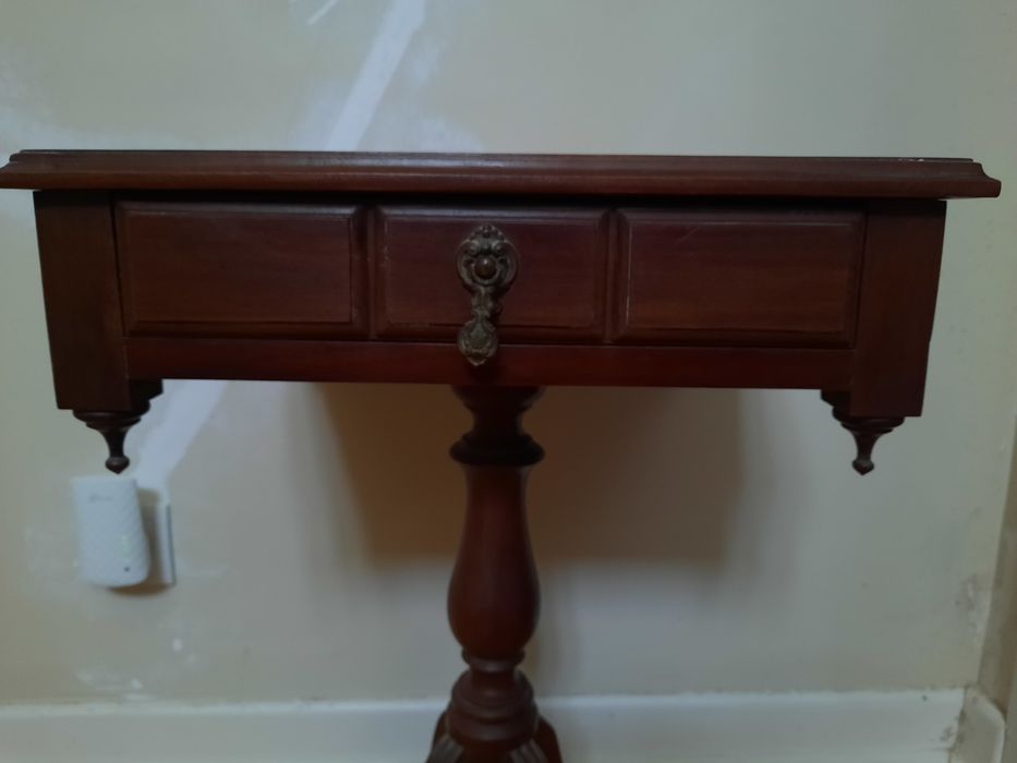 Pequeno móvel madeira maciça