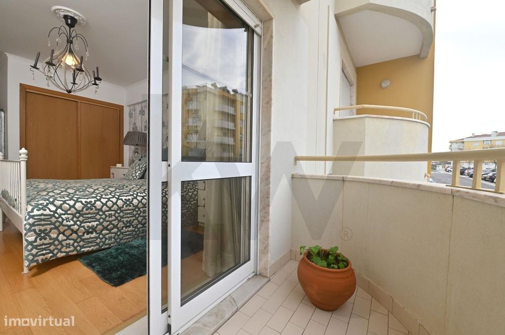 Apartamento T2 com Garagem Box, Estacionamento e Arrecadação –  São Do