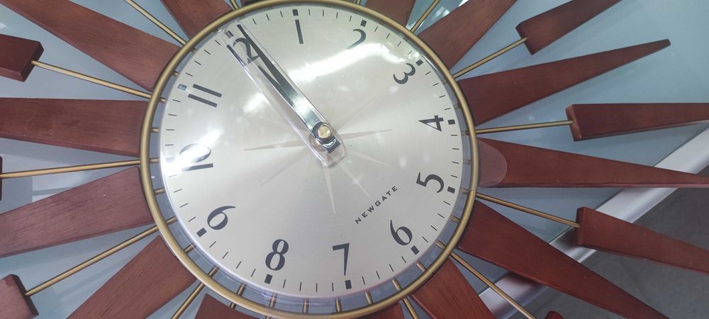 Relógio de parede marca Newgate modelo Pluto