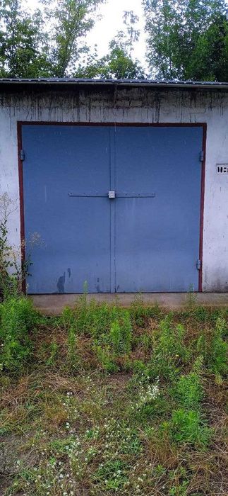 Гараж в районі війського містечка