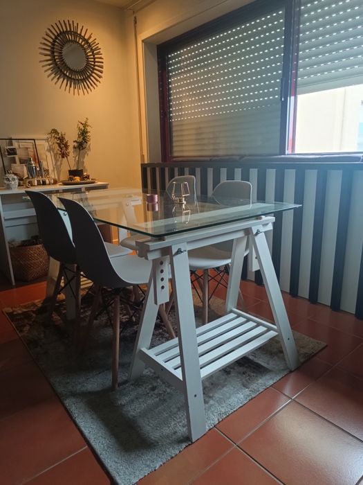 Mesa de cavaletes com vidro temperado