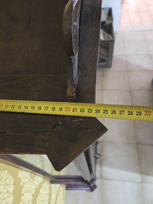 Oratório,  vitrine em castanho