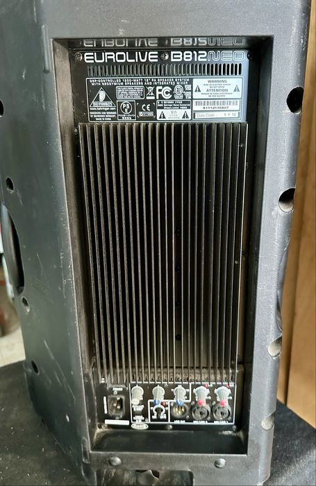 Coluna amplificada Behringer  Eurolive B812 neo