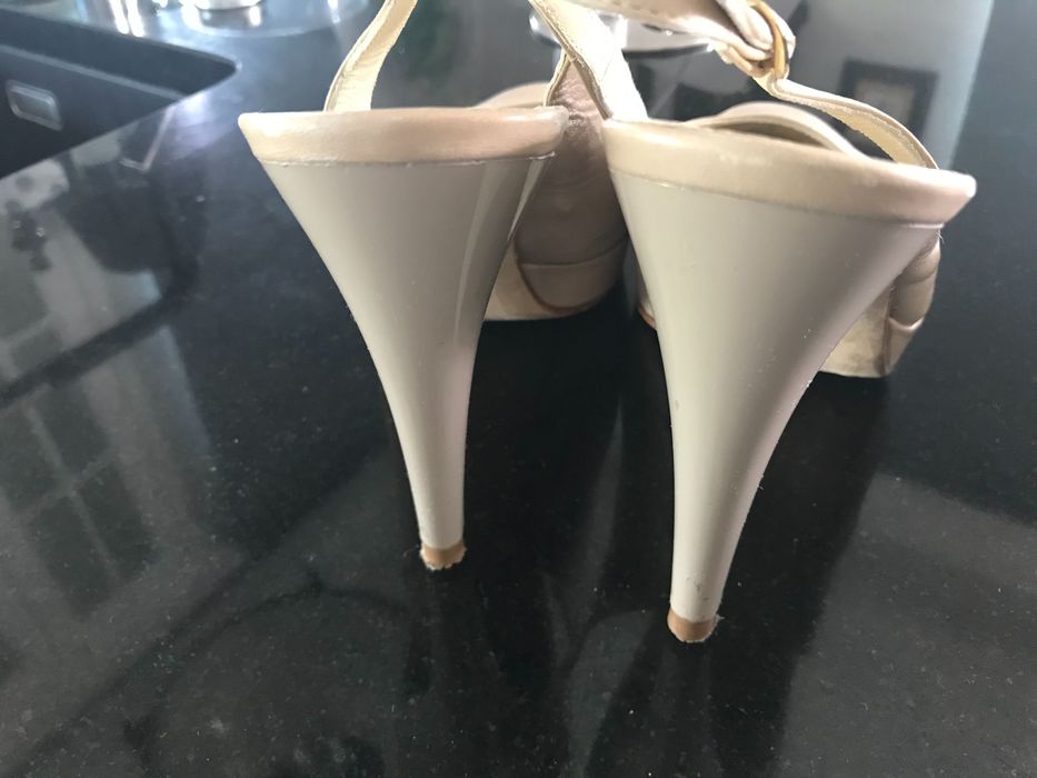 Skórzane szpilki w kolorze ecru rozmiar 38