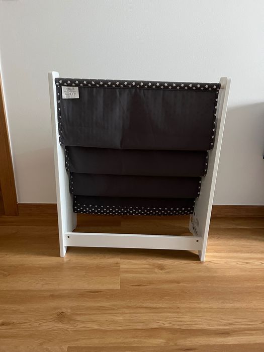 Estante de livros de criança