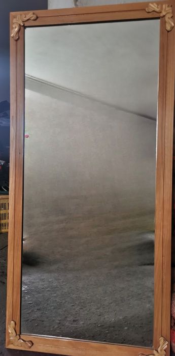 Lustro z drewnianą ramą