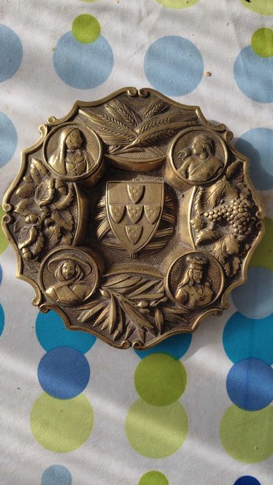 Emblema nacional em metal