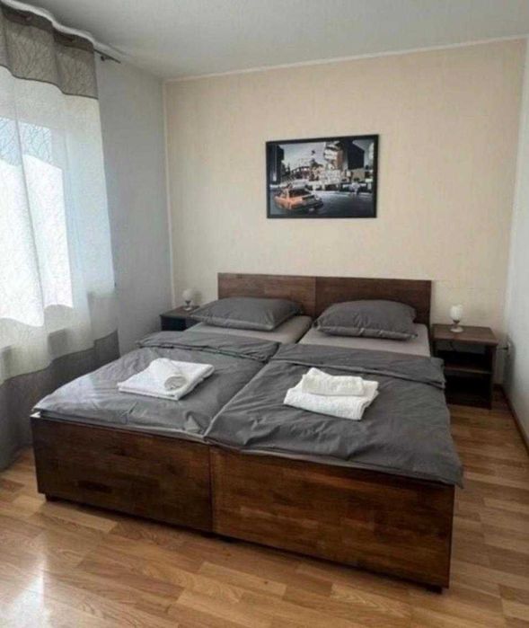 Bukowe łóżko szafki nocne materace i stelaże
