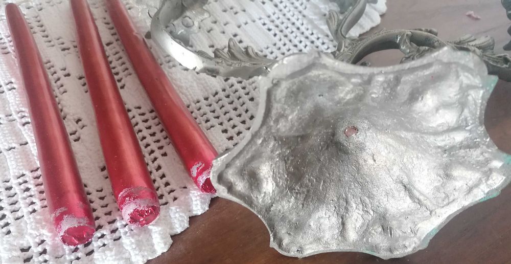 Castiçal em metal, com velas novas, 2 un