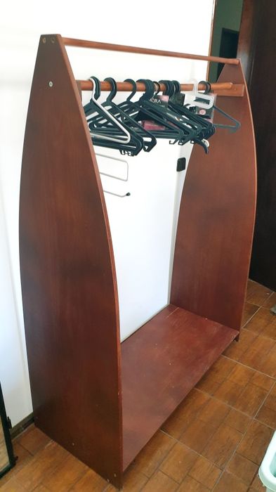 Estendal vintage para roupas / arara em madeira com rodas