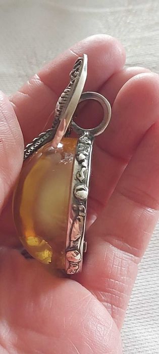 Bursztynowa zawieszka ze srebrnym.smokiem