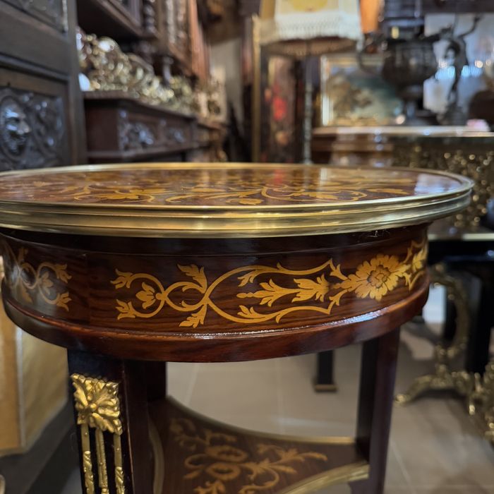 Елегантні антикварні парні столики