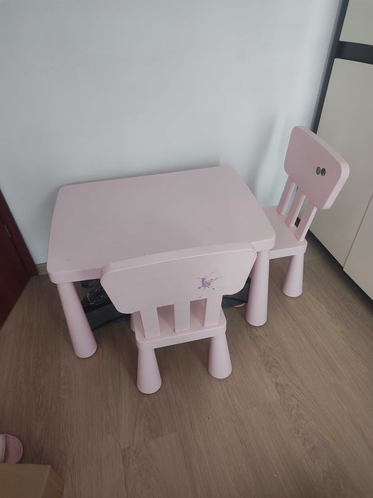 Stolik dziecięcy + 2 krzesełka róż
