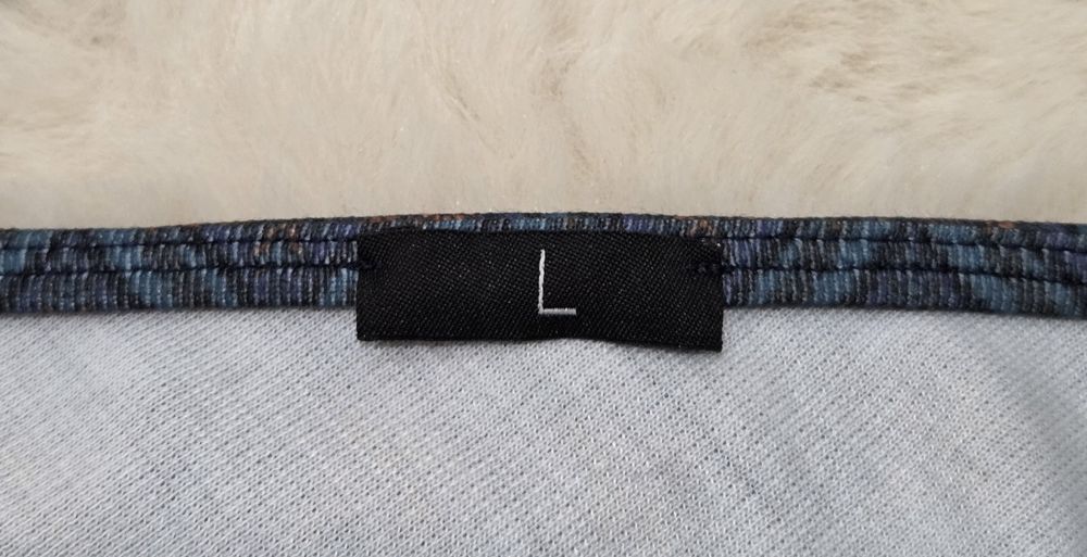 Elegancka wzorzysta sukienka z paskiem i dekoltem na zakładkę L