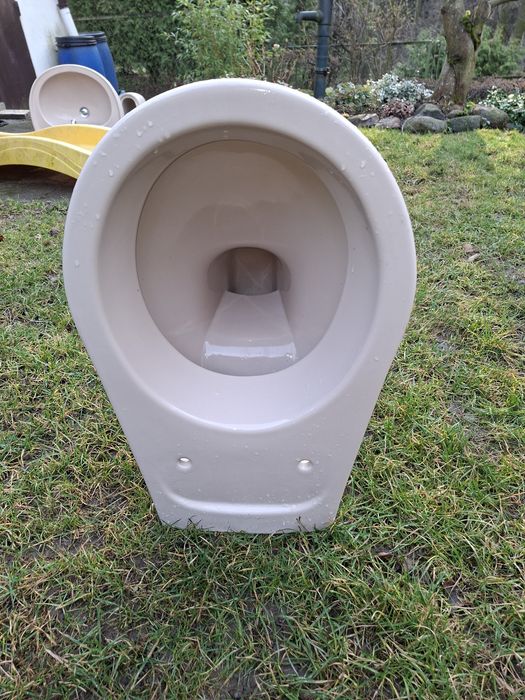 Miska podwieszana WC, beżowa ,bez uszkodzeń