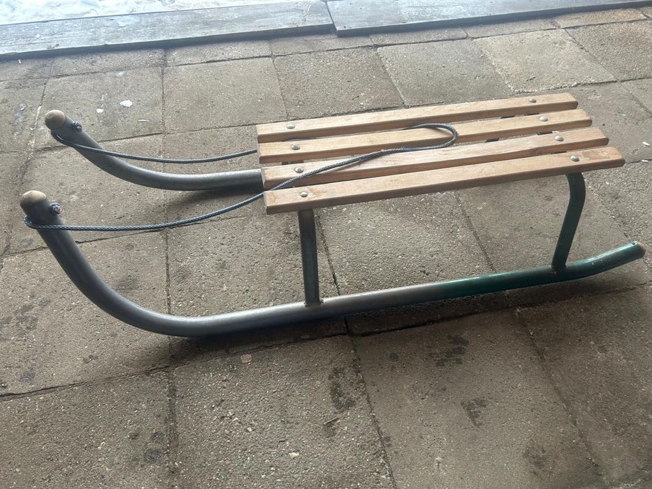 Duże metalowe sanki