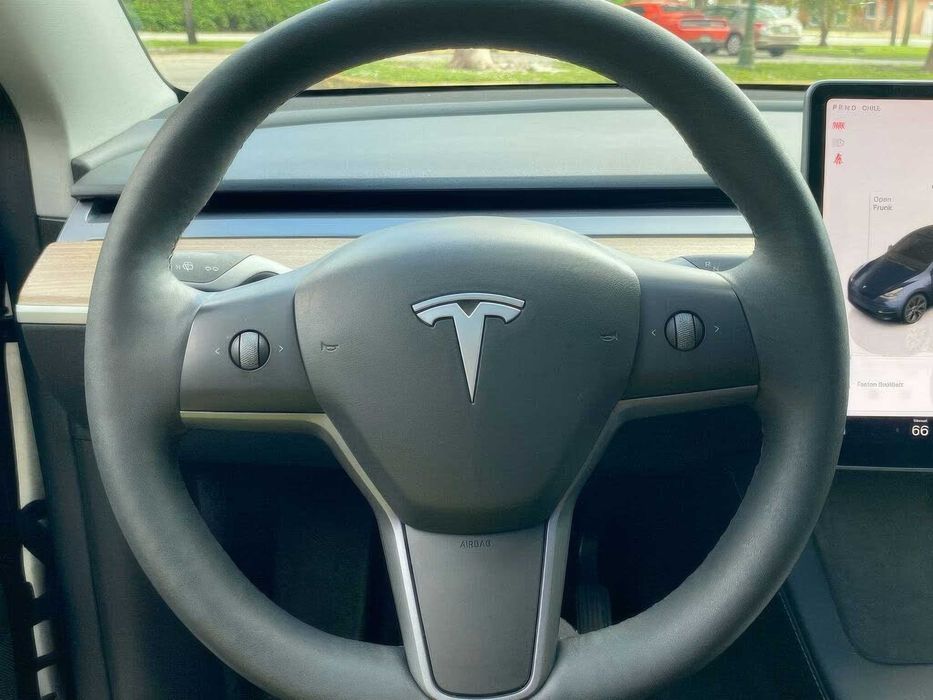 Tesla Model Y Long Range      2023