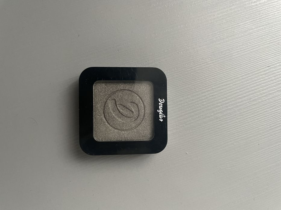 Nowy srebrny cień do powiek douglas błyszczący