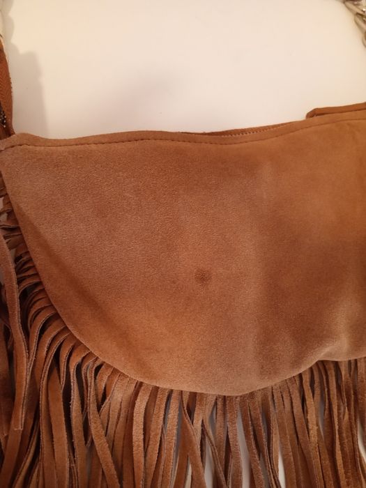 Mala em pele genuína, camel. Modelo de ombro com corrente e franjas