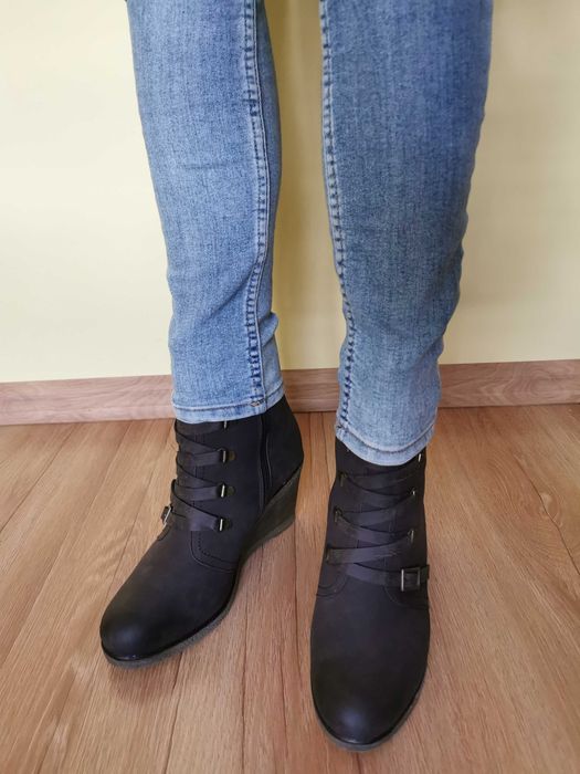 Nowe wysokie botki na koturnie brązowe rozmiar 38,5