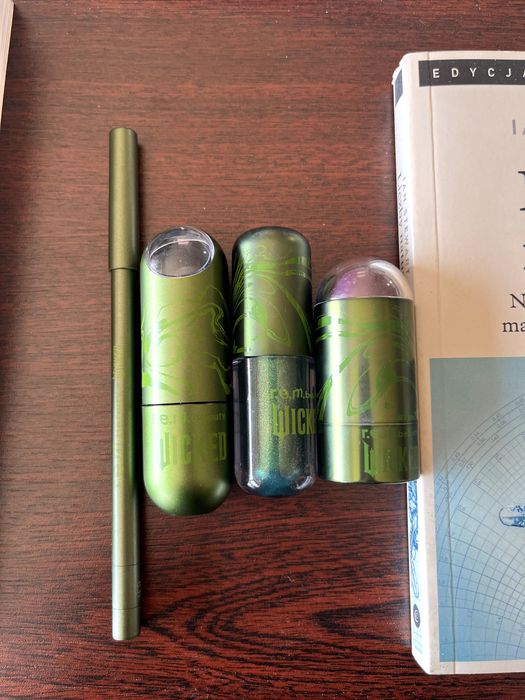 r.e.m. beauty Wicked Elphaba Makeup Set