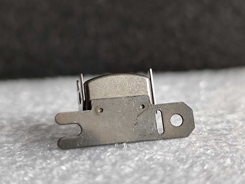 głowica uniwersalna Amorphous do magnetofonu kasetowego.