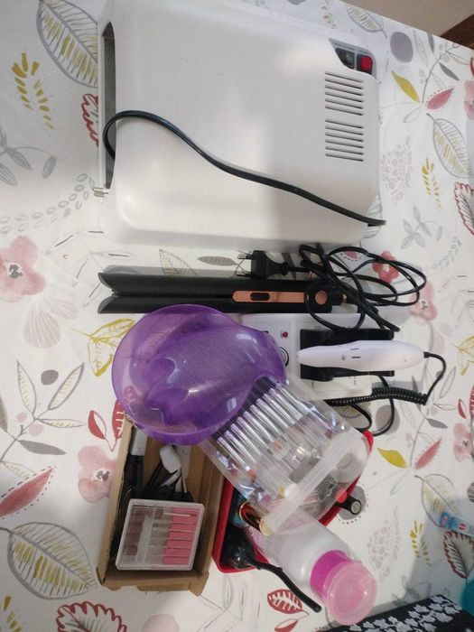 *Vendo kit de unhas completo + prancha de cabelo*