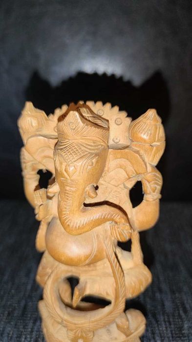 Estátua hindu Lord Ganesh em Sândalo