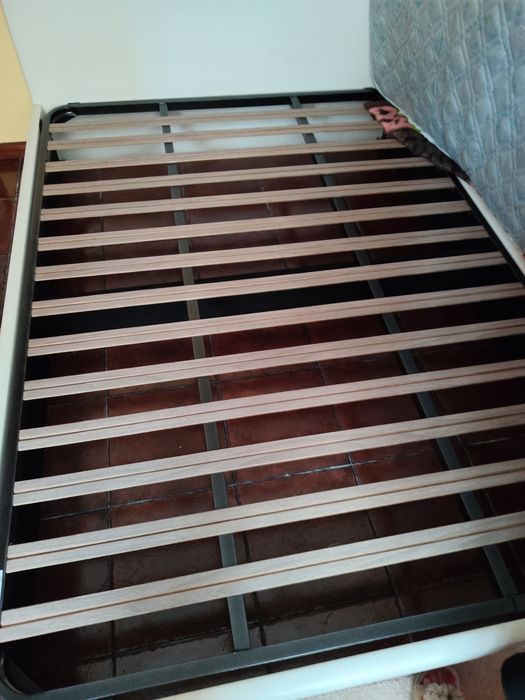 Cama de casal em bom estado