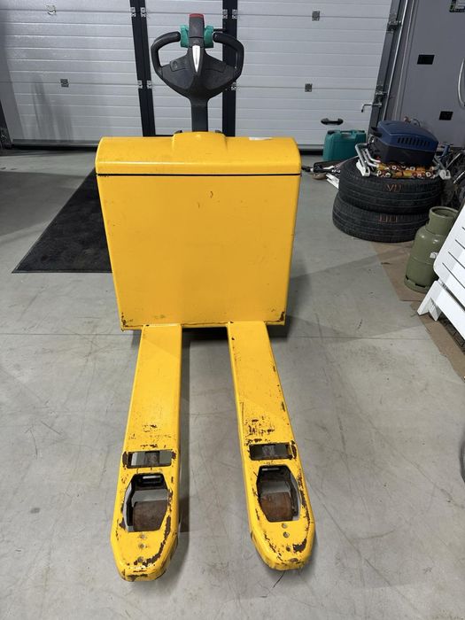 Самохідний електричний візок-штабелер