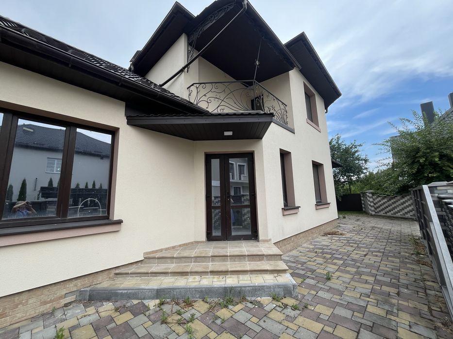 Сучасн.котеж закритою територ.в р-н нових котед. поруч центр.частини.