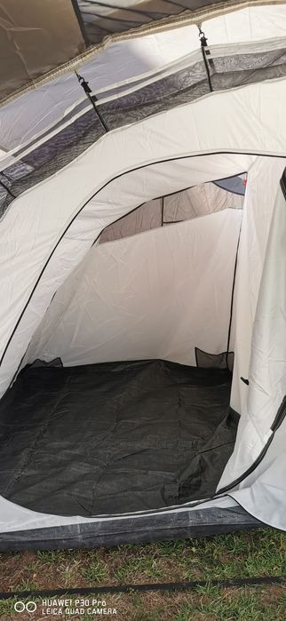 Tenda de campismo Quechua para 6 pessoas.