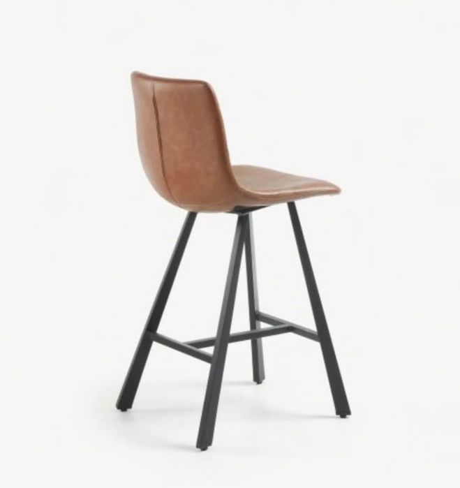 Cadeiras altas em pele da Kave Home