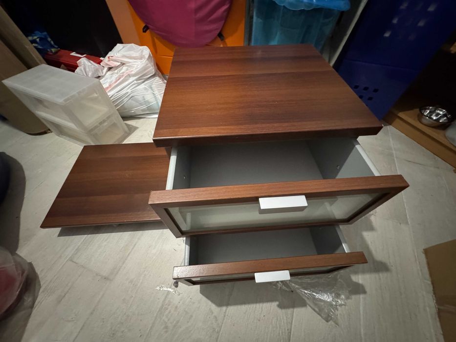 Mesa de cabeceira IKEA com duas gavetas, base. e rodas.