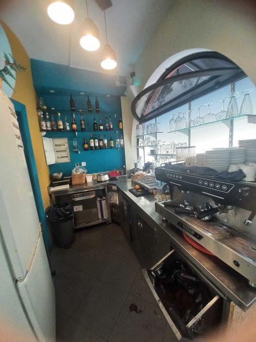 Trespasse de café/snack-bar em pleno funcionamento, localizado na Quinta do Barão, em Carcavelos.